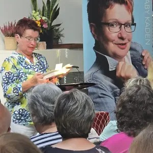 Gaby Kaden liest bei einer Autorenlesung